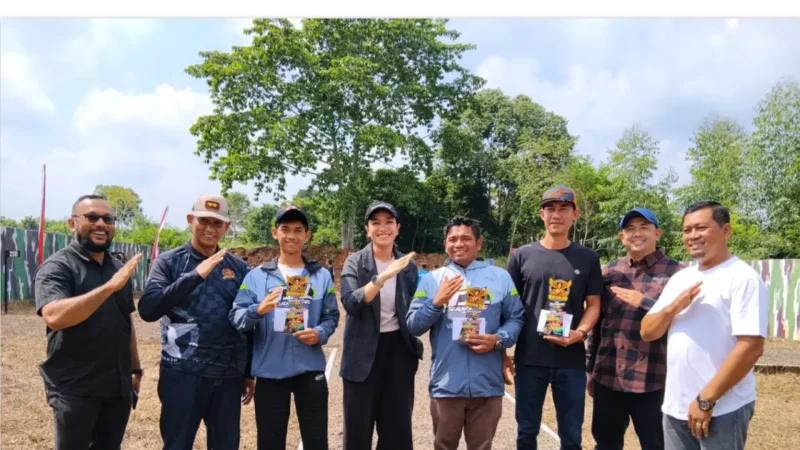 Kapolres dan Bupati Dharmasraya menyerahkan hadiah juara Motor Cross Hari Bhayangkara ke-80.( poto : padek.jawapos.id )