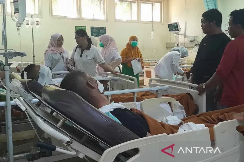 Korban kebakaran akibat ledakan di kamar mesin KMP Aceh Hebat 2 di IGD RSUDZA Banda Aceh, Jumat (12/6/2026). ANTARA/M Haris SA.