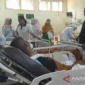 Korban kebakaran akibat ledakan di kamar mesin KMP Aceh Hebat 2 di IGD RSUDZA Banda Aceh, Jumat (12/6/2026). ANTARA/M Haris SA.