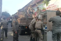 Satuan Polisi Pamong Praja (Satpol PP) Kota Padang kembali melaksanakan penertiban lapak Pedagang Kaki Lima (PKL) di kawasan Pasar Raya Barat.( poto : padangkita.com )