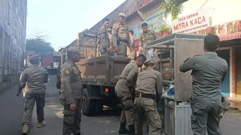 Satuan Polisi Pamong Praja (Satpol PP) Kota Padang kembali melaksanakan penertiban lapak Pedagang Kaki Lima (PKL) di kawasan Pasar Raya Barat.( poto : padangkita.com )