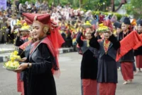 Pemerintah Kabupaten Tanah Datar kembali menggelar Festival Minangkabau (FM) 2026 sebagai ajang pelestarian budaya sekaligus sarana promosi pariwisata daerah, Kamis (25/6/2026).( poto : sumbardayli.com )