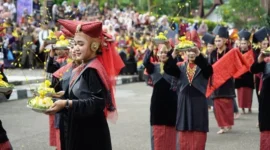 Pemerintah Kabupaten Tanah Datar kembali menggelar Festival Minangkabau (FM) 2026 sebagai ajang pelestarian budaya sekaligus sarana promosi pariwisata daerah, Kamis (25/6/2026).( poto : sumbardayli.com )