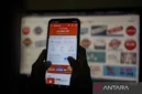 Nasabah mengakses aplikasi e-commerce dengan layanan paylater atau Buy Now Pay Later.( ilustrasi poto : ANTARA )