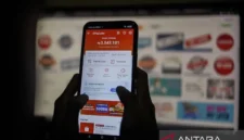 Nasabah mengakses aplikasi e-commerce dengan layanan paylater atau Buy Now Pay Later.( ilustrasi poto : ANTARA )
