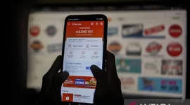 Nasabah mengakses aplikasi e-commerce dengan layanan paylater atau Buy Now Pay Later.( ilustrasi poto : ANTARA )