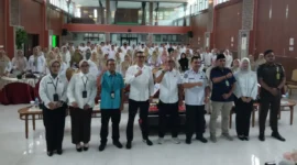Para peserta foto bersama dalam sosialisasi penguatan program jaminan sosial ketenagakerjaan kepada pemerintahan nagari se-Kabupaten Pasaman di Lubuk Sikaping, Rabu (24/6).( poto : padek.jawapos.com )