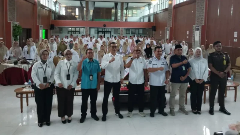 Para peserta foto bersama dalam sosialisasi penguatan program jaminan sosial ketenagakerjaan kepada pemerintahan nagari se-Kabupaten Pasaman di Lubuk Sikaping, Rabu (24/6).( poto : padek.jawapos.com )