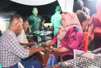 Pertunjukan musik tradisional Katumbak yang digelar Ota Lapau Club (OLC) di kawasan Stasiun Kereta Api Pariaman, Jumat (26/6/2026) malam.( poto : padek.jawapos.com )