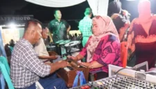 Pertunjukan musik tradisional Katumbak yang digelar Ota Lapau Club (OLC) di kawasan Stasiun Kereta Api Pariaman, Jumat (26/6/2026) malam.( poto : padek.jawapos.com )