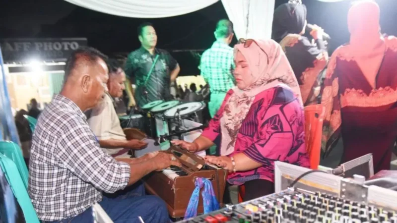 Pertunjukan musik tradisional Katumbak yang digelar Ota Lapau Club (OLC) di kawasan Stasiun Kereta Api Pariaman, Jumat (26/6/2026) malam.( poto : padek.jawapos.com )