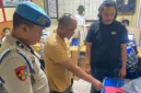 Pria berinisial MLA (39) yang diduga terlibat dalam peredaran narkotika jenis sabu menunjuk barang bukti yang disita polisi.( poto : padek.jawapos.id )