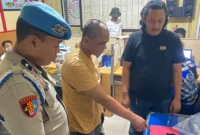 Pria berinisial MLA (39) yang diduga terlibat dalam peredaran narkotika jenis sabu menunjuk barang bukti yang disita polisi.( poto : padek.jawapos.id )
