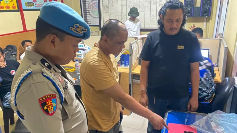 Pria berinisial MLA (39) yang diduga terlibat dalam peredaran narkotika jenis sabu menunjuk barang bukti yang disita polisi.( poto : padek.jawapos.id )