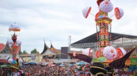 Puncak hoyak tabuik tahun 2025 lalu.( poto : padek.jawapos.com )