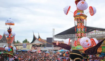 Puncak Hoyak Tabuik Piaman 2026 berlangsung hari ini di Kota Pariaman. Ribuan wisatawan diperkirakan menyaksikan prosesi budaya ikonik Sumatera Barat.