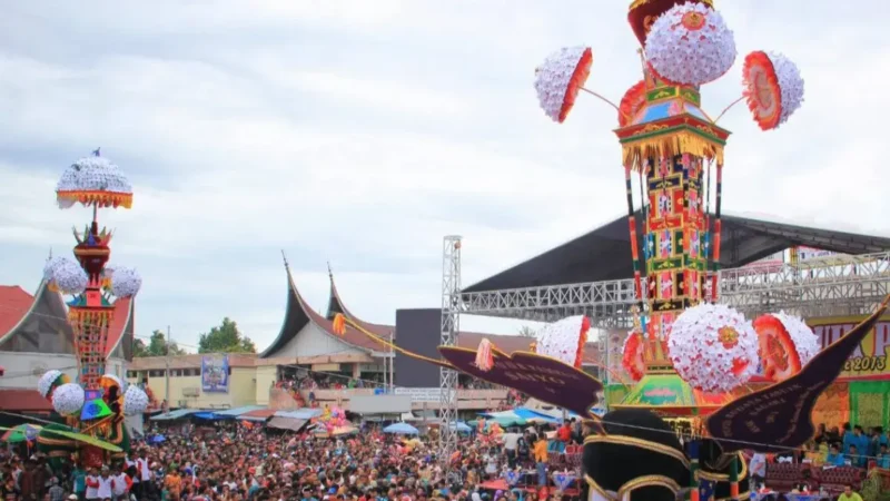 Puncak hoyak tabuik tahun 2025 lalu.( poto : padek.jawapos.com )