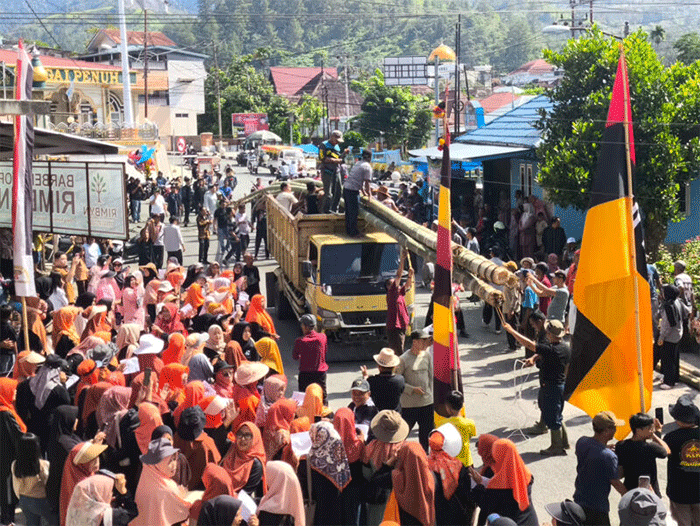 Penyambutan Tiang Karamentang di Rio Mendiho