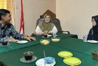 Senior Manager Keuangan, Komunikasi dan Umum PLN UID Sumbar Bambang Santoso bersama jajaran melakukan koordinasi dengan Komisi Informasi Sumatera Barat di Padang, Jumat (26/6/2026).( poto : padek.jawapos.com )