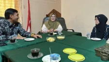 Senior Manager Keuangan, Komunikasi dan Umum PLN UID Sumbar Bambang Santoso bersama jajaran melakukan koordinasi dengan Komisi Informasi Sumatera Barat di Padang, Jumat (26/6/2026).( poto : padek.jawapos.com )