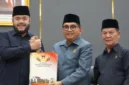 Serah terima dokumen APBD Perubahan Kota Padang 2026 usai ditandatangani Wali Kota Fadly Amran bersama pimpinan DPRD dalam rapat paripurna.( poto : padek.jawapos.com )