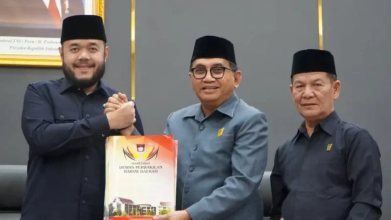 Serah terima dokumen APBD Perubahan Kota Padang 2026 usai ditandatangani Wali Kota Fadly Amran bersama pimpinan DPRD dalam rapat paripurna.( poto : padek.jawapos.com )