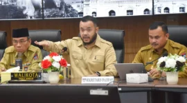 Wali Kota Padang Fadly Amran (tengah) memberikan arahan penguatan digitalisasi untuk mencapai target 10 besar smart city di Indonesia, Senin, (15/6/2026). ( poto :  ANTARA )