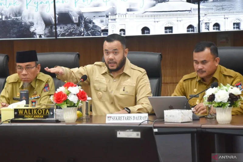 Wali Kota Padang Fadly Amran (tengah) memberikan arahan penguatan digitalisasi untuk mencapai target 10 besar smart city di Indonesia, Senin, (15/6/2026). ( poto :  ANTARA )