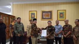Wali Kota Payakumbuh Zulmaeta menyerahkan bantuan keuangan sebesar Rp1 miliar kepada Bupati Agam Benny Warlis di Rumah Dinas Wali Kota Payakumbuh, Kamis (25/6). (poto : padek.jawapos.com )