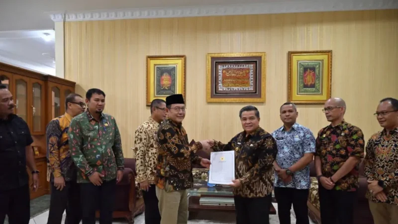 Wali Kota Payakumbuh Zulmaeta menyerahkan bantuan keuangan sebesar Rp1 miliar kepada Bupati Agam Benny Warlis di Rumah Dinas Wali Kota Payakumbuh, Kamis (25/6). (poto : padek.jawapos.com )