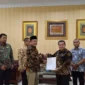 Wali Kota Payakumbuh Zulmaeta menyerahkan bantuan keuangan sebesar Rp1 miliar kepada Bupati Agam Benny Warlis di Rumah Dinas Wali Kota Payakumbuh, Kamis (25/6). (poto : padek.jawapos.com )