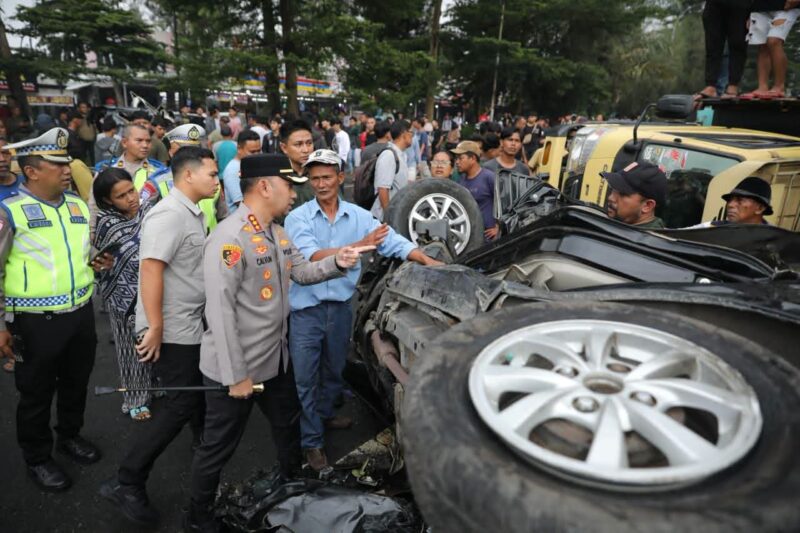 Kapolrestabes Medan Kombes Pol Jean Calvijn Simanjuntak (tengah).(poto: koranpadang.com).