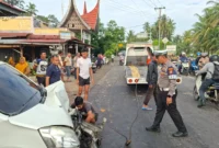 Polisi melakukan olah tempat kejadian perkara usai  kecelakaan beruntun di kawasan Sicincin, Padang Pariaman, Sumbar pada Senin (6/7/2026). ( poto : ANTARA).