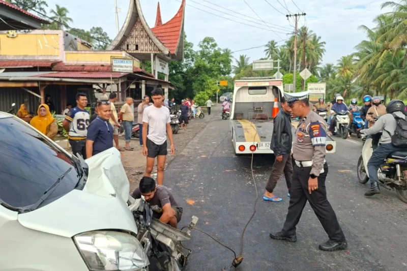 Polisi melakukan olah tempat kejadian perkara usai  kecelakaan beruntun di kawasan Sicincin, Padang Pariaman, Sumbar pada Senin (6/7/2026). ( poto : ANTARA).