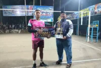 Wali Jorong Ambacang menyerahkan hadiah kepada juara pertama Open Turnamen Bola Voli Merpati Cup 2026 di Lapangan Merpati, Jorong Ambacang, Selasa (7/7/2026).( poto ; ANTARA)