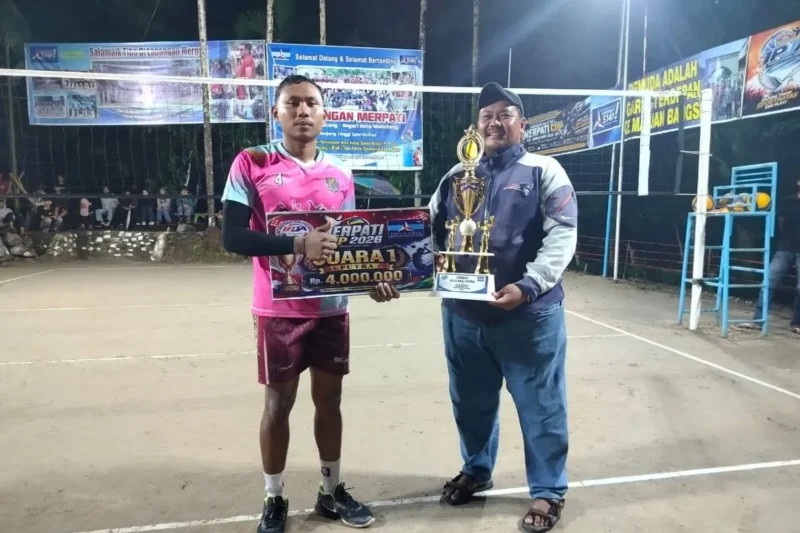 Wali Jorong Ambacang menyerahkan hadiah kepada juara pertama Open Turnamen Bola Voli Merpati Cup 2026 di Lapangan Merpati, Jorong Ambacang, Selasa (7/7/2026).( poto ; ANTARA)