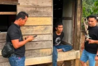 Kasat Reskrim AKP Andri (kanan) saat menangkap diduga pelaku penggelapan sepeda motor, di Jorong Parik Tarajak, Nagari Sikabau, Kabupaten Dharmasraya. (poto: ANTARA).