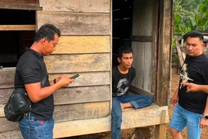 Kasat Reskrim AKP Andri (kanan) saat menangkap diduga pelaku penggelapan sepeda motor, di Jorong Parik Tarajak, Nagari Sikabau, Kabupaten Dharmasraya. (poto: ANTARA).