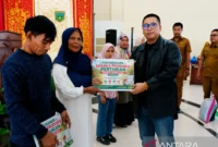 Wali Kota Padang Panjang Hendri Arnis mengharapkan masyarakat memanfaatkan pekarangan rumah untuk mendukung ketahanan pangan keluarga.(poto: ANTARA).