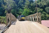 Kendaraan roda Empat sedang melintas jembatan bailey di Aia Taganang, Kecamatan Matur, Kabupaten Agam.(poto: ANTARA).