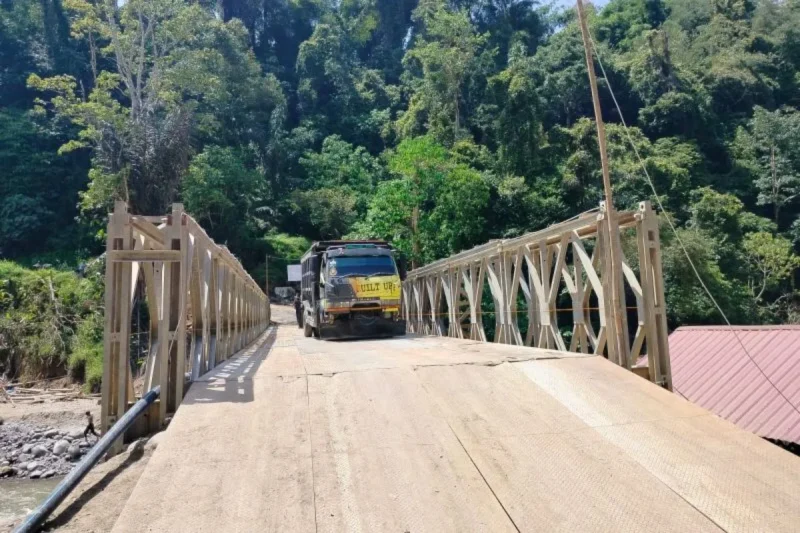 Kendaraan roda Empat sedang melintas jembatan bailey di Aia Taganang, Kecamatan Matur, Kabupaten Agam.(poto: ANTARA). 