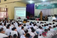 Diskominfo Kota Solok saat memberikan pembekalan kepada siswa baru mengenai literasi digital dan pemanfaatan  Artificial Intelligence (AI).(poto: ANTARA).