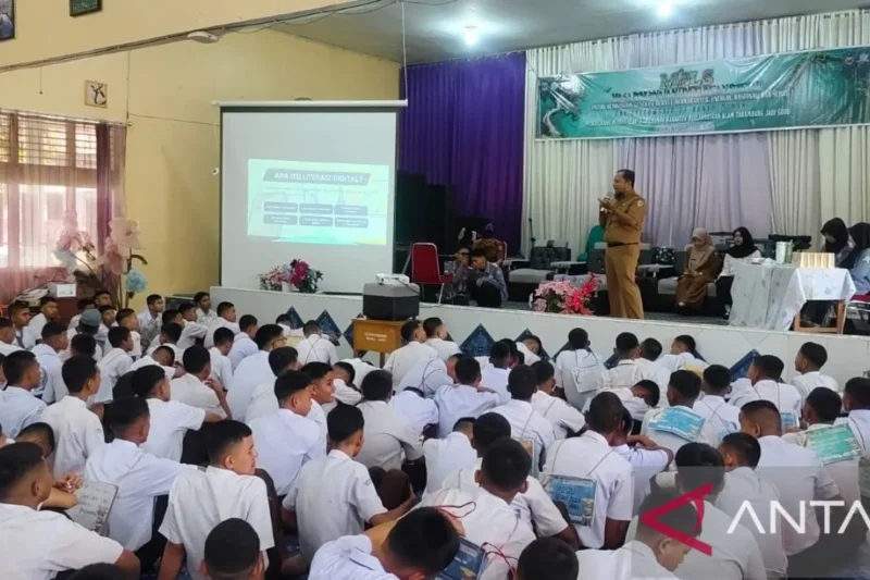 Diskominfo Kota Solok saat memberikan pembekalan kepada siswa baru mengenai literasi digital dan pemanfaatan  Artificial Intelligence (AI).(poto: ANTARA).