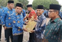 Wakil Bupati Solok, H. Candra menyerahkan SK pensiun kepada ASN pada apel gabungan di halaman Kantor Bupati Solok, Arosuka, Jumat (17/7).(poto : koranpadang.com).