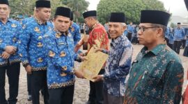 Wakil Bupati Solok, H. Candra menyerahkan SK pensiun kepada ASN pada apel gabungan di halaman Kantor Bupati Solok, Arosuka, Jumat (17/7).(poto : koranpadang.com).