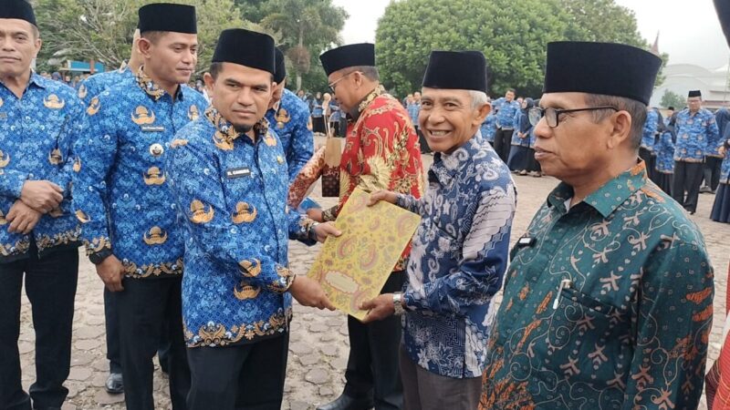 Wakil Bupati Solok, H. Candra menyerahkan SK pensiun kepada ASN pada apel gabungan di halaman Kantor Bupati Solok, Arosuka, Jumat (17/7).(poto : koranpadang.com).
