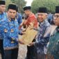 Wakil Bupati Solok, H. Candra menyerahkan SK pensiun kepada ASN pada apel gabungan di halaman Kantor Bupati Solok, Arosuka, Jumat (17/7).(poto : koranpadang.com).