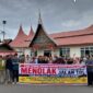 Warga Pandai Sikek, Kabupaten Tanah Datar membentangkan spanduk bertuliskan menolak jalan tol.(poto: istimewa).