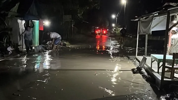Banjir melanda Jorong Labuah dan Jorong Kubu, Nagari Sungai Batang, Kecamatan Tanjung Raya, Kabupaten Agam, pada Senin (6/7/2026) sekitar pukul 18.30 WIB.( poto : langgam.id )
