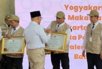 Ketua Panitia Penyelenggara Ibadah Haji (PPIH) Embarkasi Padang M. Rifki, menerima penghargaan atas kesuksesan dalam penyelenggaraan haji di embarkasi dan debarkasi.( poto :padangkita.com )